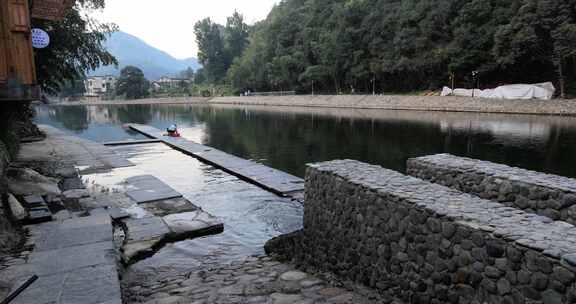 清晨青山绿水宁静河道 江西景德镇瑶里古镇