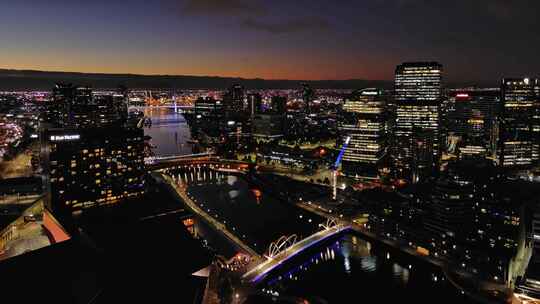 航拍澳大利亚墨尔本中央商务区雅拉河大楼灯