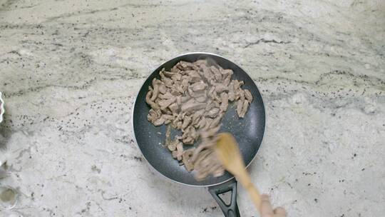 在黑色平底锅中烹饪牛肉