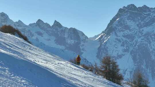 实拍登雪山画面