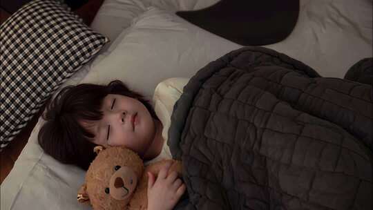 温馨夜晚儿童睡眠场景