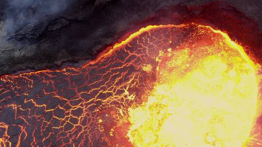 惊人的火山爆发和爆炸冲击波特写镜头