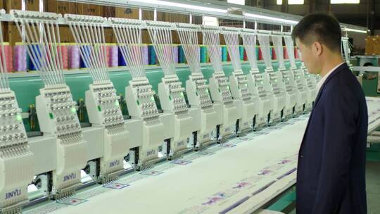 工厂织布机机械化技术顾问高科技生产视频素材模板下载
