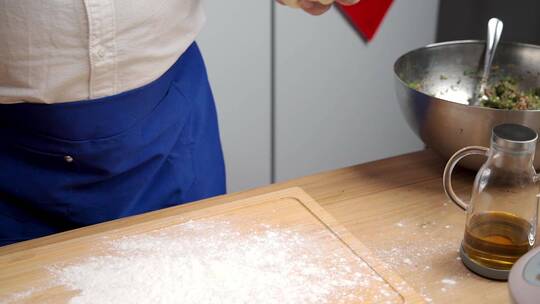 制作中餐美食饺子的东方男性形象