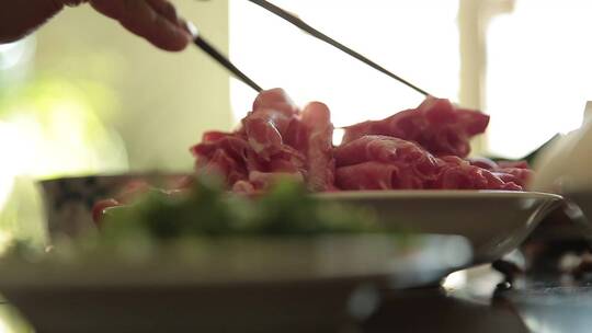家庭聚餐吃羊肉卷涮羊肉视频素材模板下载