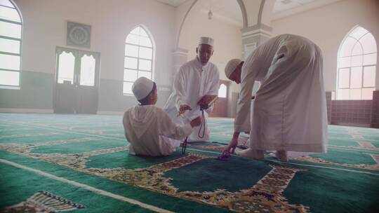 清真寺里祈祷的家庭