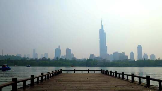 湖边栈道视角的城市高楼景观