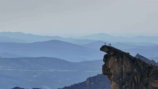 户外徒步登山群山之巅