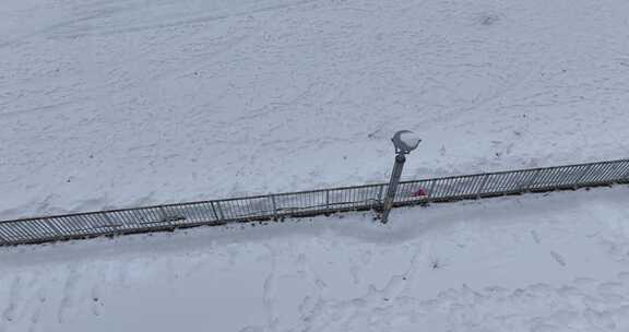 俯拍雪地冰场全景 有人在冰面活动