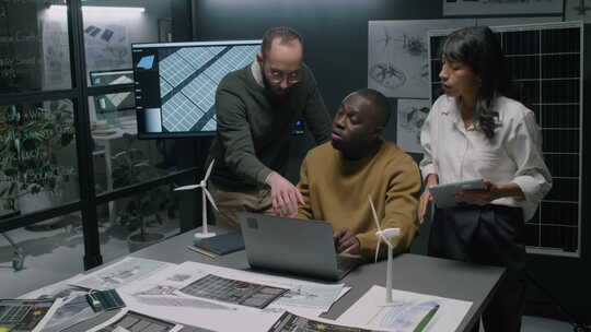 清洁能源专家咨询CEO并讨论笔记本电脑上