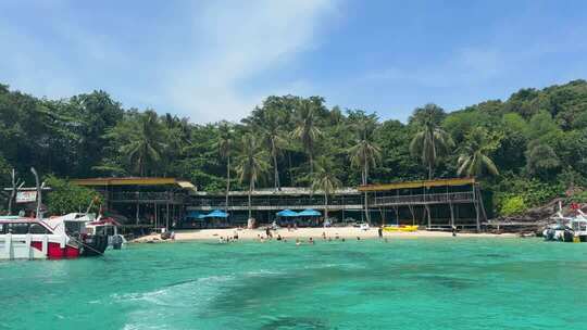 热带海滩度假村全景
