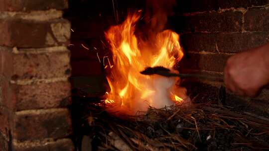 《炽热传统：铁匠铁砧上的火花》视频素材模板下载