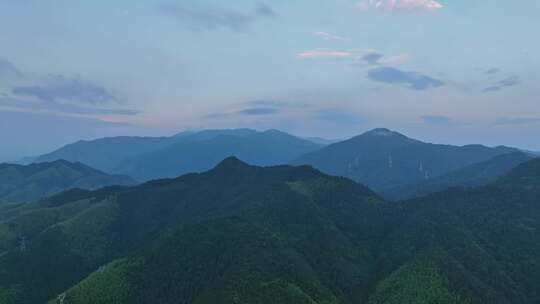 雨后的安徽黄山市黄山区汤口镇旅游景区小镇