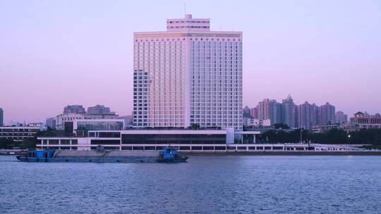 广州白天鹅宾馆建筑与珠江货船夕阳晚霞风光