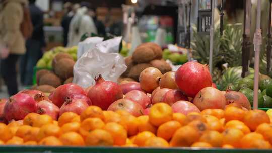 超市杂货店商店摊位上的水果和蔬菜。