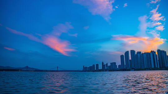 城市江边夕阳日转夜大气延时摄影4K