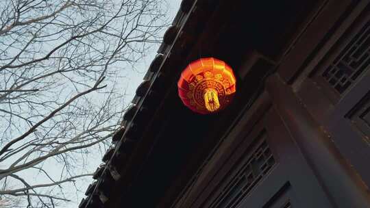 古建筑上悬挂的红灯笼