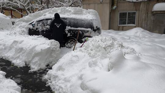 暴雪清扫汽车积雪