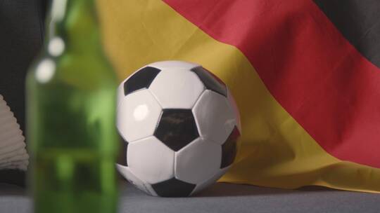 沙发上的德国国旗和足球特写