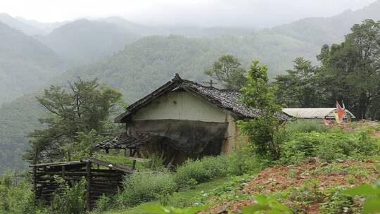 山区贫穷农村破旧老屋房子