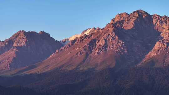 新疆鹿角湾日照金山