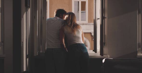 情侣在窗口接吻