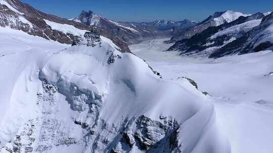 阿尔卑斯山白雪覆盖的山峰的壮丽景色