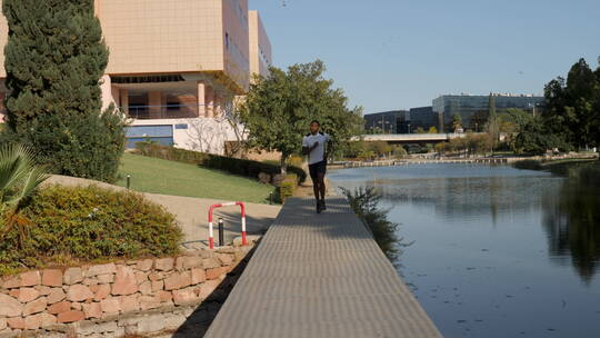 男人在湖边小路上慢跑视频素材模板下载
