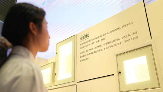 女孩参观法律知识展览