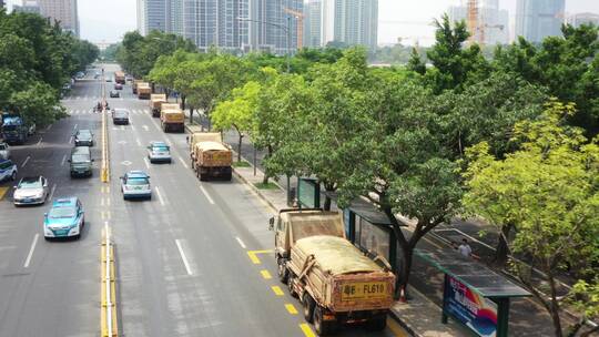 航拍泥头车工地装土道路上行驶