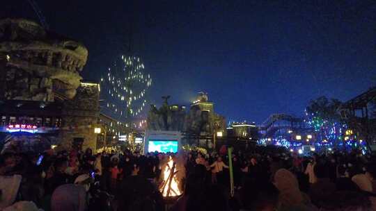 夜晚游乐园篝火晚会人群聚集场景