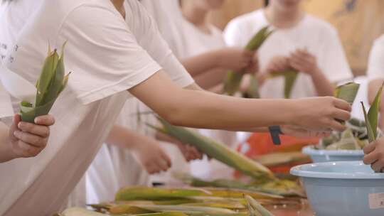 大学生包粽子体验