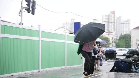 地铁口雨天撑伞的人