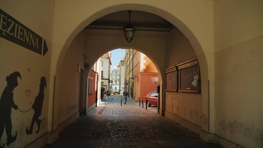 波兰小镇的拱门和走道