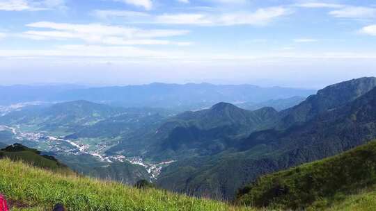 队伍攀爬江西武功山