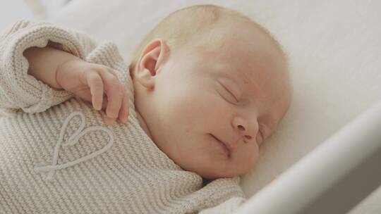 婴儿新生儿面部特写，熟睡的婴儿