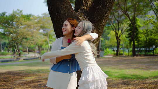 两位年轻的亚洲恋人用玫瑰带来由衷的惊喜。