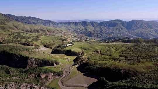 甘肃省甘南州冶力关风景区内高山村落和山脉