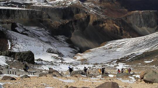 长白山峰顶登山的游人