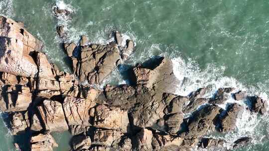 海面岩石俯拍礁石海浪拍打海水冲击浪花暗礁