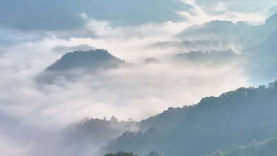 山间云雾缭绕自然景观