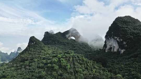 云雾缭绕的桂林阳朔月亮山景区风光