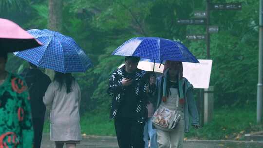 下雨城市行人