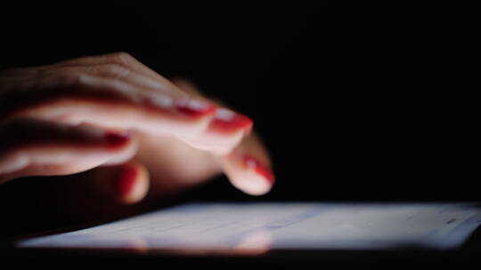 女性手指在平板电脑上打字