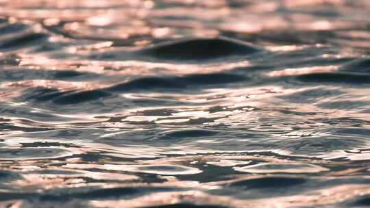 晚霞余晖水面：波浪汹涌的水韵，升格特写