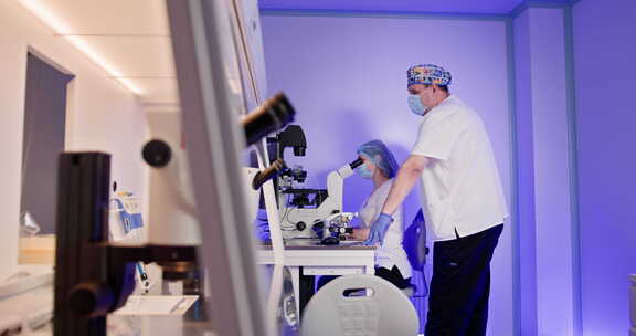 胚胎学家在实验室进行人工受精