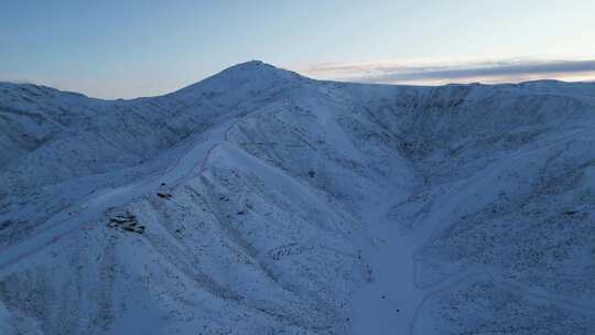 航拍新疆阿勒泰冬天滑雪场单板滑雪