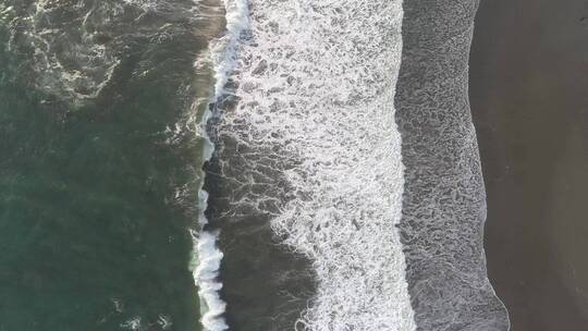 航拍海浪撞击海岸