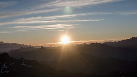 韦尔比尔阿尔卑斯山斯威泽兰山脉雪峰滑雪蒙特堡日出视频素材模板下载