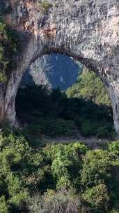 竖版航拍阳朔月亮山景区